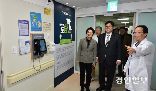30일 오후 인천시 서구 병원형 wee센터 도담학교를 방문한 최은옥 교육부 차관, 도성훈 인천시교육감이 천영훈 인천참사랑병원장의 안내에 따라 시설을 살펴보고 있다. 2025.12.30 /조재현기자 jhc@kyeongin.com