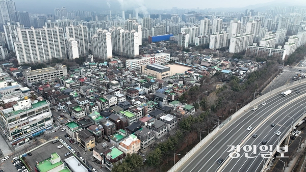 정부가 1기 신도시 전지역을 대상으로 ‘재건축 패스트트랙’을 확대하겠다고 하면서, 대상 지역에 기대감이 부풀어 오른 상태다. 안양시 평촌동 도심 전경. 2025.12.28 /최은성기자 ces7198@kyeongin.com