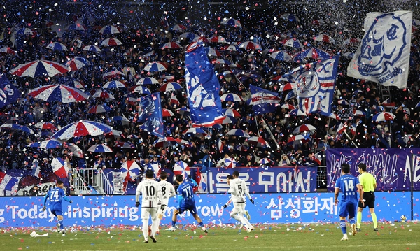 지난 3일 수원월드컵경기장에서 열린 K리그 승강 플레이오프 1차전 수원 삼성 블루윙즈와 제주SK FC의 경기. 수원 삼성 팬들이 열띤 응원을 하고 있다. 2025.12.3 /연합뉴스