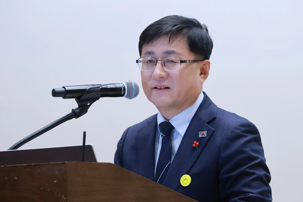 지난 26일 김성환 기후에너지환경부 장관은 CBS 라디오에 출연해 정부가 반도체클러스터 이전을 검토한다는 듯한 뉘앙스의 발언을 했다. 사진은 지난 23일 탈플라스틱 종합대책 대국민 토론회에 참석해 인사말하는 김 장관의 모습. 2025.12.23 /연합뉴스