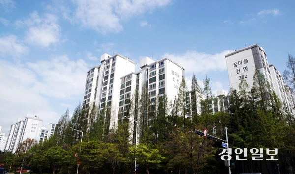 안양 노후계획도시 재건축 선도지구(A-18구역)로 지정돼 본격적인 재건축이 추진중인 평촌신도시 꿈마을 민백블럭 일대. 2025.4.21 안양/박상일기자 metro@kyeongin.com