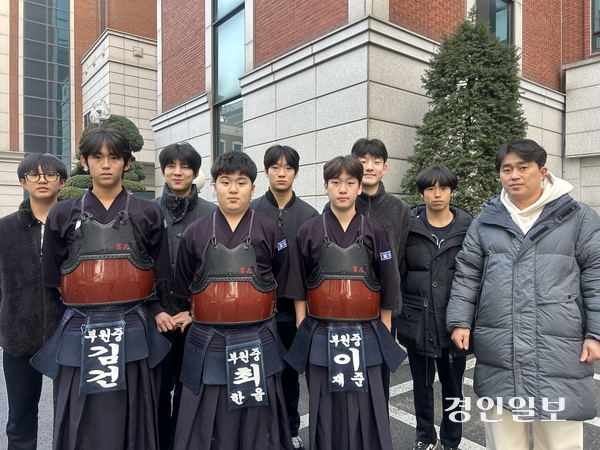 최근 인천 부평구에서 만난 부원중 검도부 (왼쪽부터) 안효명, 김건, 최준혁, 최한울, 강지온, 이재준, 허진성, 정민겸과 손성주 감독. 2025.12.29 /백효은기자100@kyeongin.com