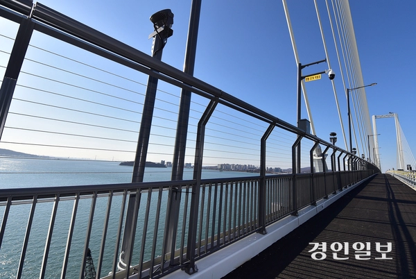 설계 단계부터 반영된 제3연륙교 인도의 안전난간 모습. 2025.12.31 /조재현기자 jhc@kyeongin.com