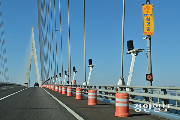 지난달 31일 오후 인천대교 주탑 인근 갓길에 주정차 방지를 위한 플라스틱 드럼통이 줄지어 서 있다. 국토교통부는 올해 하반기까지 인천대교에 안전난간을 설치할 예정이다. 2025.12.31 /조재현기자 jhc@kyeongin.com