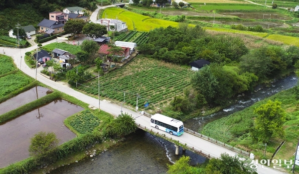양평군 단월면 명성2리에서 읍내로 향하는 버스가 마을 입구로 들어서고 있다. /경인일보DB