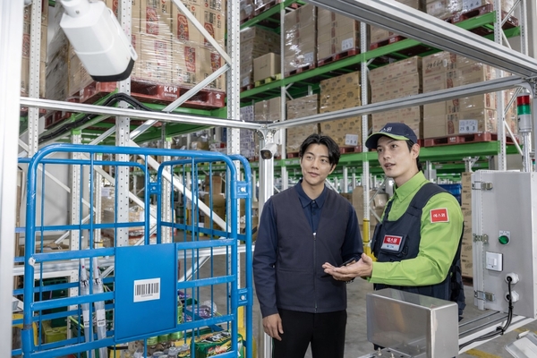 에스원 근무자와 물류센터 담당자가 물류추적 시스템을 확인하고 있다. /에스원 제공