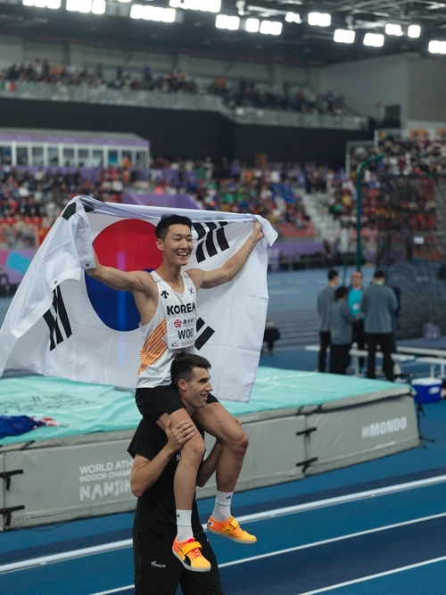 2026년 새해에도 국제 스포츠 종합대회가 잇따라 열린다. 경기도 스포츠 간판 선수들도 올해를 자신의 해로 만들기 위해 최선을 다할 계획이다. 높이뛰기 우상혁. /연합뉴스