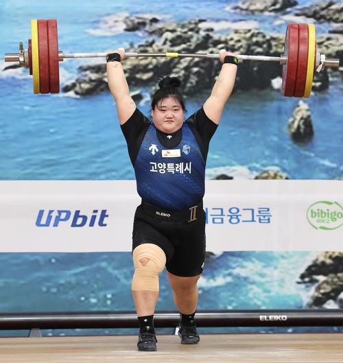 2026년 새해에도 국제 스포츠 종합대회가 잇따라 열린다. 경기도 스포츠 간판 선수들도 올해를 자신의 해로 만들기 위해 최선을 다할 계획이다. 역도 박혜정이 경기를 펼치고 있는 모습. /연합뉴스