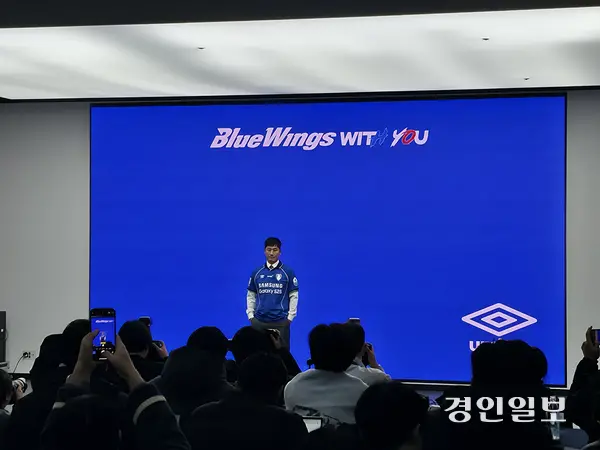 K리그2 수원삼성 제11대 사령탑으로 취임한 이정효 감독이 2일 수원 도이치오토월드 차란차스튜디오에서 열린 취임 기자회견에서 2026시즌 수원 홈 유니폼을 입고 기념촬영을 하고 있다. 2026.1.2 /이영선기자 zero@kyeongin.com
