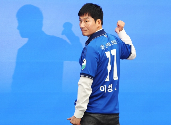 프로축구 K리그2 수원삼성 블루윙즈 이정효 신임 감독이 2일 수원 도이치오토월드에서 열린 취임 기자회견에서 유니폼을 입고 포즈를 취하고 있다. 2026.1.2 /연합뉴스