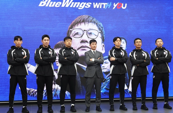 프로축구 K리그2 수원삼성 블루윙즈 이정효 신임 감독이 2일 수원 도이치오토월드에서 열린 취임식에서 코치진과 포즈를 취하고 있다. 2026.1.2 /연합뉴스