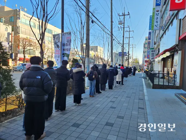 지난달 30일 오전 9시 30분께 인천 계양구 계산역 인근 한 디저트카페 앞에 두바이쫀득쿠키를 사려는 고객들의 오픈런 대기줄이 길게 이어져있다. 2025.12.30 /유진주기자 yoopearl@kyeongin.com