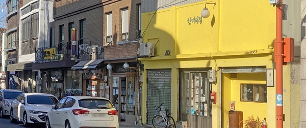 인천시가 ‘사회문화적 가치’와 ‘시민 공감대’를 기준으로 17개 유·무형의 유산을 인천지역유산으로 선정했다. 사진은 인천지역유산에 선정된 배다리헌책방 골목의 모습. 2025.12.25 /조재현기자 jhc@kyeongin.com