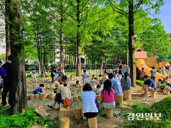 과천 도심의 대표 공원인 중앙공원에 새롭게 조성된 ‘아이나무 놀이터’에서 가족들이 놀이를 즐기는 모습. /과천시 제공