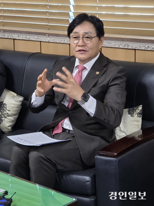 인천 한 장애인 시설의 성적 학대 의혹과 관련해 박용철 강화군수가 기자간담회를 열었다. 2026.1.2 /정진오기자 schild@kyeongin.com