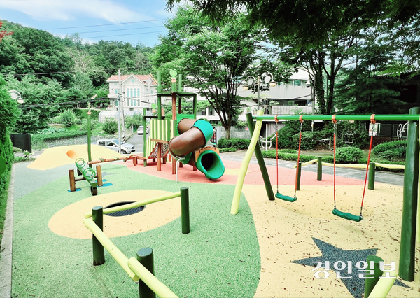 과천시가 지난 2024년 ‘경기아이누리놀이터 조성사업’을 통해 새단장해 개방한 과천동 ‘뒷골1어린이공원’. /과천시 제공