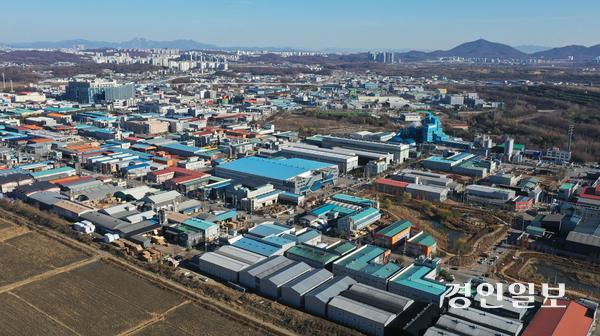 4일 인천상공회의소에 따르면 납품이나 수출을 위한 요건으로 ESG 중요성이 점점 커지면서, ESG 역량 강화를 위한 교육과 인증 취득 등에 대한 문의가 크게 증가하고 있다. 사진은 인천 서구에 위치한 뷰티풀파크(검단일반산업단지) 전경. /경인일보DB