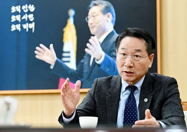 유정복 인천시장은 신년 인터뷰에서 ‘달리는 말은 말굽을 멈추지 않는다’는 뜻을 가진 마부정제(馬不停蹄)의 각오로 시민 삶의 질 향상을 위해 힘쓰겠다고 말했다. /인천시 제공