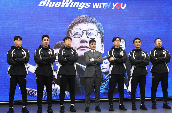 프로축구 K리그2 수원삼성 블루윙즈 이정효 신임 감독이 2일 수원 도이치오토월드에서 열린 취임식에서 코치진과 포즈를 취하고 있다. 2026.1.2 /연합뉴스