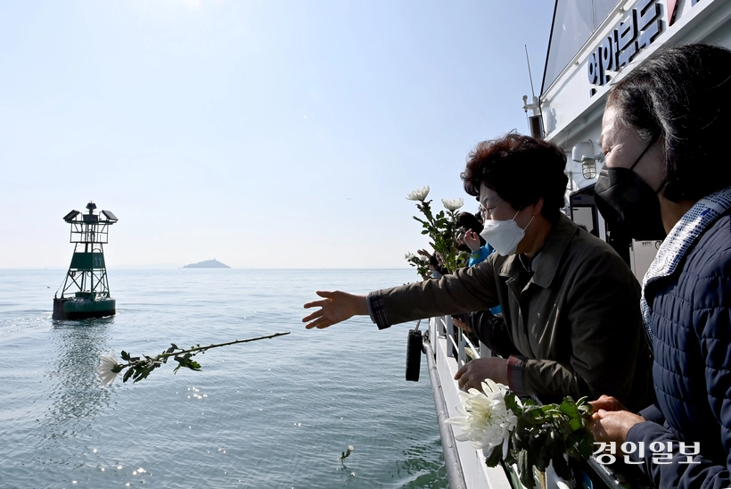 인현동 화재 참사 25주기인 지난해 10월30일 유가족들이 희생자들의 유해가 뿌려진 인천대교 인근 해상에서 헌화하고 있다. /경인일보DB
