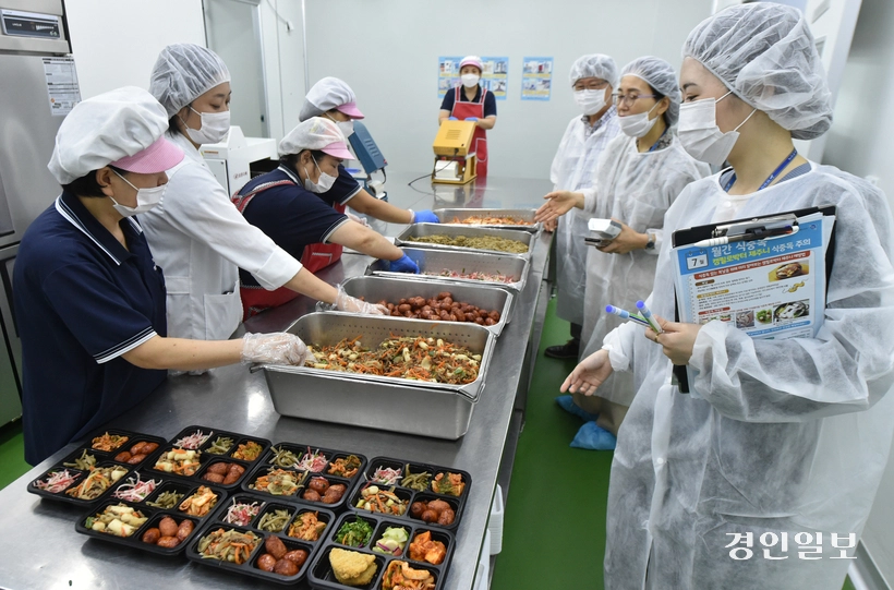 안산 한 유치원에서 식중독 집단감염사태가 발생하자 안산시 단원구 주민복지과 가정복지팀 관계자들이 한 아동급식 도시락업체를 찾아 제조과정을 살펴보며 안전급식을 위한 위생상태를 점검하고 있다. /경인일보DB