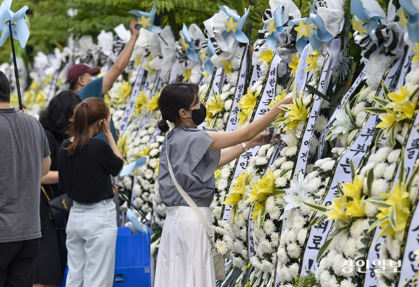 수원시 영통구 수원지방검찰청 후문에서 대한아동학대방지협회 관계자들이 민영이 양부모의 살인죄 적용을 촉구하는 내용을 담은 근조 화환을 설치하고 있다. /경인일보DB