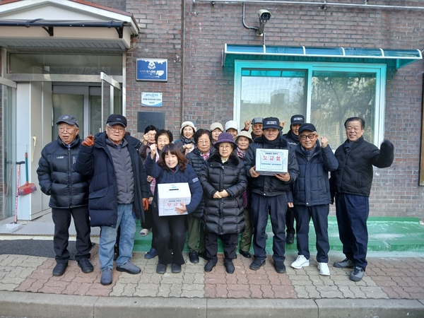 지난달 30일 인천 연수구 옥련동 한국아파트에서 근무하다 심근경색으로 쓰러진 경비원을 위해 주민들이 모은 성금을 경비원 가족들에게 전하고 있다. /한국아파트 관리사무소 제공