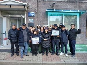 이웃 천사들의 선한 손길, 쓰러진 경비원 일으켰다