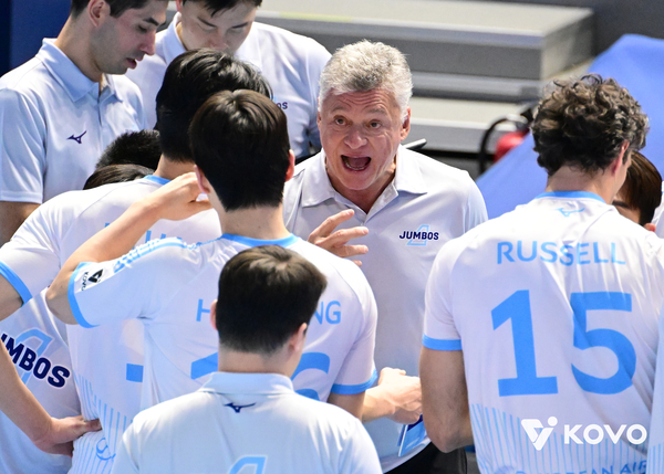 지난 4일 인천 계양체육관에서 열린 현대캐피탈과의 경기에서 대한항공 선수들에게 지시하는 헤난 감독. /KOVO 제공