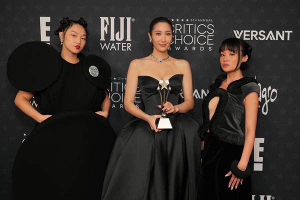 4일(현지시간) 미국 캘리포니아주 샌타모니카 바커행어에서 열린 ‘제31회 크리틱스 초이스 어워즈’에서 케이팝 데몬 헌터스가 최우수 장편 애니메이션상과 주제가상 등 2관왕을 차지했다. 사진 왼쪽부터 오드리 누나, 이재, 레이 아미. 2026.1.5 /AP=연합뉴스