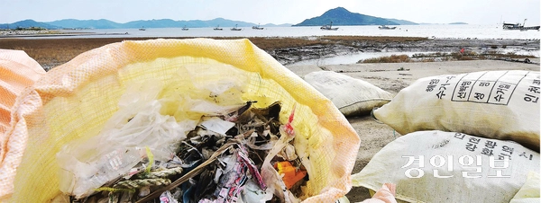 2022년 인천시 강화군 하점면 창후리 선착장에 쌓여있던 쓰레기들. /경인일보DB
