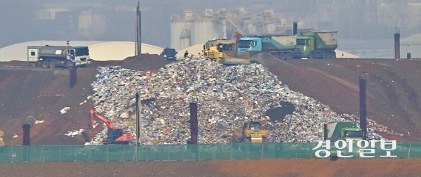 현재 1t당 11만6천원인 수도권매립지 생활폐기물 반입수수료가 얼마까지 오를 것인지 귀추가 주목된다. 사진은 생활폐기물 직매립이 진행되고 있는 인천시 서구 수도권매립지 3-1매립장 모습. 2025.12.22 /조재현기자 jhc@kyeongin.com