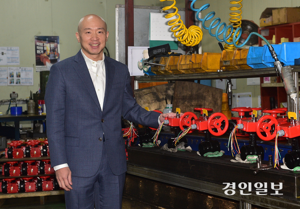 2025년 인천시 중소기업인 대상을 받은 삼창주철공업 이영표 대표이사는 10년을 다닌 대기업을 그만두고 할아버지와 아버지의 뒤를 이어 뿌리산업 현장에 뛰어들었다. 이 대표는 “첨단산업이 발전하려면 주조와 금형 같은 전통 기초 산업이 받쳐줘야 한다”며 “오랜 시간 축적해온 기술력을 바탕으로 100년 기업을 이끌어가는 게 목표”라고 했다. /조재현기자 jhc@kyeongin.com