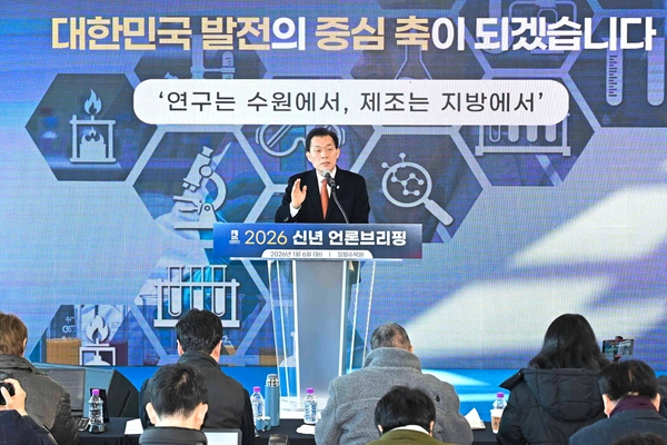 6일 오전 수원시 장안구 일월수목원에서 진행된 2026 신년 언론브리핑에서 이재준 시장이 올해 시정 방향에 대해 설명하고 있다. 2026.1.6 /수원시 제공