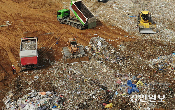 경기도를 비롯한 수도권 생활폐기물 일부가 수도권 밖에서 처리된 것으로 나타났다.  인천시 서구 수도권쓰레기매립지 모습. /경인일보DB