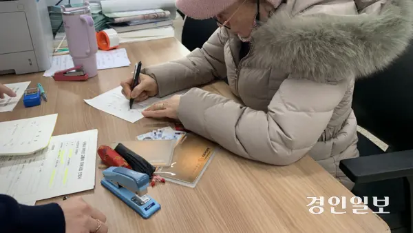 7일 오전 수원시 평동행정복지센터에서 김모(72)씨가 4번의 방문 끝에 ‘수원새빛 생활비 패키지 - 노인(만 70세 이상) 무상교통’ 신청에 성공한 모습. 2026.1.7 /유혜연기자 pi@kyeongin.com