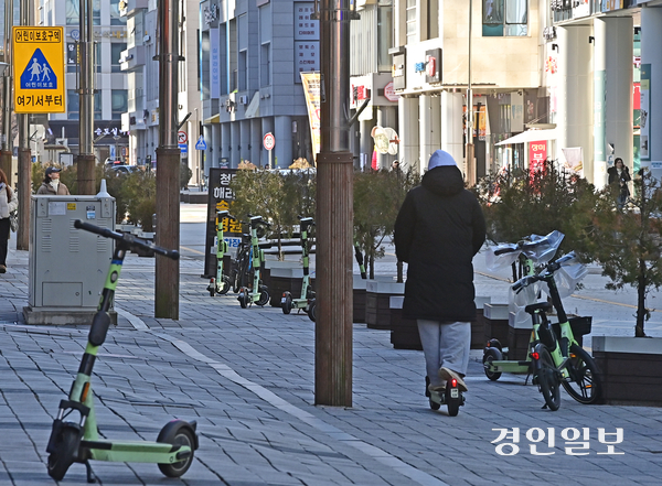 7일 오전 인천 송도국제도시 내 킥보드없는 거리로 최근 지정된 학원밀집지역에서 안전장치 없는 한 이용자가 개인형 이동장치로 이동하고 있다. 2026.1.7 /조재현기자 jhc@kyeongin.com