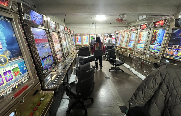 규제 닿지 않는 골목에… 마약 같은 ‘사행성 오락실’