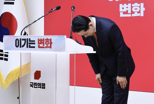 국민의힘 장동혁 대표가 7일 서울 여의도 중앙당사에서 당 쇄신안을 발표하며 고개 숙여 인사하고 있다. 2026.1.7 /연합뉴스
