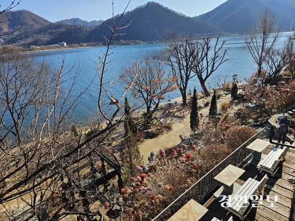 남양주시 북한강변 한 카페의 야외정원. 아름다운 조경과 북한강이 한데 어우러져 한 폭의 그림을 연상케 한다. 남양주/이종우기자 ljw@kyeongin.com