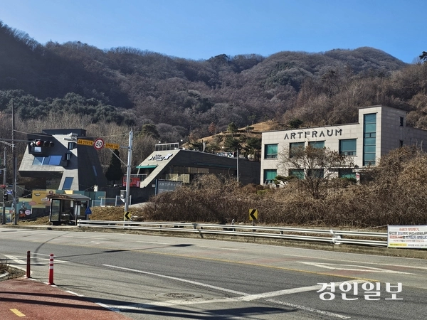 북한강변에서 독특한 외형을 자랑하는 애견 커피전문점. 남양주/이종우기자 ljw@kyeongin.com