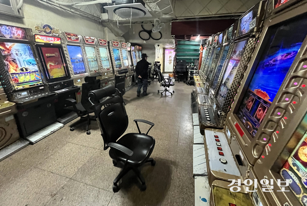 경기도 내 성인오락실에서 사행성 도박판이 벌어지는 배경에는 관계 당국의 관리·단속 부실이 자리하고 있는 것으로 나타났다. 사진은 지난 7일 경기도내 한 성인오락실에서 시민들이 오락을 즐기고 있는 모습. 2026.1.7 /최은성기자 ces7198@kyeongin.com