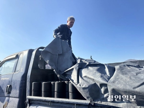 동두천시 연탄 제조공장 ‘동원연탄’에서 50년째 연탄을 판매해 온 이효열(67)씨는 “나무 지게로 연탄을 나르던 시절부터 가게 직원으로 일했고, 지금은 트럭을 몰며 차주로 연탄을 판매하고 있다”고 말했다. 2025.1.5 /목은수기자wood@kyeongin.com