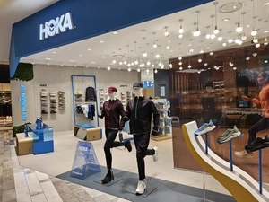 ‘호카 갑질 폭행’… 매장·편집숍에 번진 ‘불매 공포’