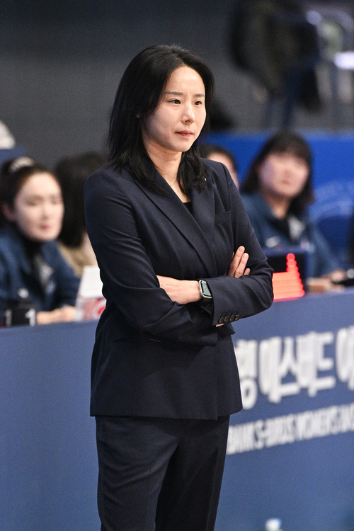 지난 29일 인천도원체육관에서 열린 경기에서 최윤아 신한은행 에스버드 감독. /WKBL 제공
