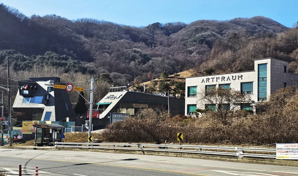 독특한 외형을 자랑하는 애견 커피전문점. 2025.12.31 /이종우기자 ljw@kyeongin.com