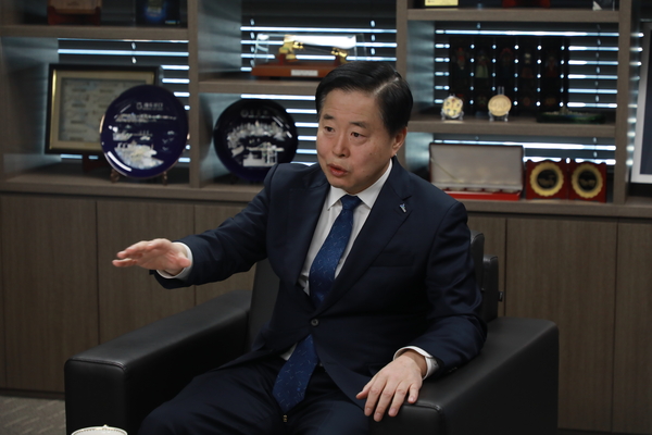 인천항만공사 이경규 사장은 8일 신년 인터뷰에서 “올해 인천항이 역대 최대 컨테이너 물동량을 달성할 수 있도록 노력하겠다”고 말했다. 2026.1.8 /인천항만공사 제공