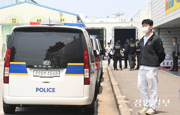 지난해 5월19일 시흥시 SPC삼립 시화공장에서 근로자가 숨지는 사고가 발생한 가운데 지난해 5월27일 오후 SPC삼립 시화공장에서 경찰이 합동감식을 준비하고 있다. 2025.5.27 /경인일보DB