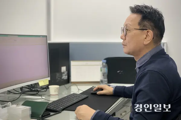 지난 8일 오후 시흥시 정왕동 SPC삼립 민주노총 노조 사무실에서 최종흥 조직부장을 만났다. 그는 한때 인천에서 제과점을 운영하던 동네빵집 ‘사장님’이었다. 그러다 인근에 파리바게뜨가 들어서면서 매출 하락 등으로 가게를 접어야했다. 이후 그는 SPC삼립 시화공장에 취업해 현재 중간 관리자로 일하고 있다. 지난해 9월 민주노총 산하 노조를 만들고 현재 조직부장으로 활동 중이다. 2026.1.8 /유혜연기자 pi@kyeognin.com