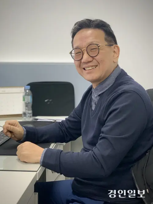 지난 8일 오후 시흥시 정왕동 SPC삼립 민주노총 노조 사무실에서 최종흥 조직부장을 만났다. 그는 한때 인천에서 제과점을 운영하던 동네빵집 ‘사장님’이었다. 그러다 인근에 파리바게뜨가 들어서면서 매출 하락 등으로 가게를 접어야했다. 이후 그는 SPC삼립 시화공장에 취업해 현재 중간 관리자로 일하고 있다. 지난해 9월 민주노총 산하 노조를 만들고 현재 조직부장으로 활동 중이다. 2026.1.8 /유혜연기자 pi@kyeognin.com